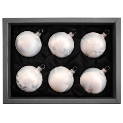6er Set Christbaumkugeln aus Glas in einem weißen Softeffekt mit 6cm Durchmesser in einem schwarzen Naturkarton