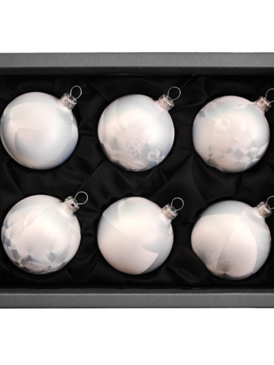 6er Set Christbaumkugeln aus Glas in einem weißen Softeffekt mit 6cm Durchmesser in einem schwarzen Naturkarton