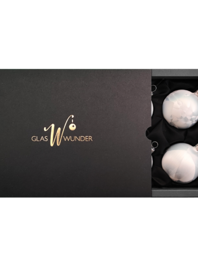 6er Set Christbaumkugeln aus Glas in einem weißen Softeffekt mit 6cm Durchmesser in einer schwarzen Verpackung mit goldenem GlasWunder Logo