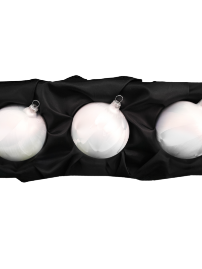 3er Set Christbaumkugeln aus Glas in einem weißen Softeffekt mit 8cm Durchmesser auf einem schwarzen Seidentuch