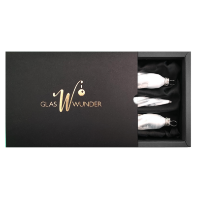3er Set gedrehte Zapfen aus Glas in weiß Eis mit 11cm Durchmesser in einer schwarzen Verpackung und goldenem GlasWunder Logo