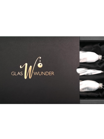 3er Set gedrehte Zapfen aus Glas in weiß Eis mit 11cm Durchmesser in einer schwarzen Verpackung und goldenem GlasWunder Logo