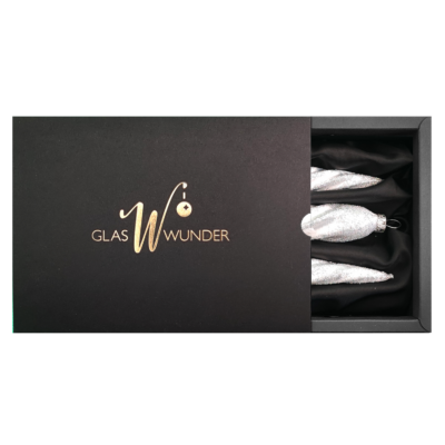 3er Set gedrehte Zapfen aus Glas in weiß Eis geglittert mit 11cm Durchmesser in einer schwarzen Verpackung und goldenem GlasWunder Logo