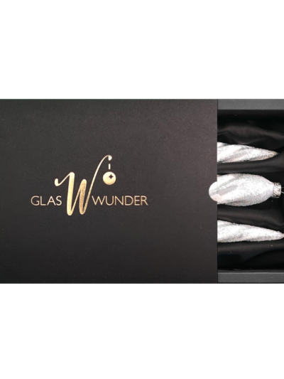 3er Set gedrehte Zapfen aus Glas in weiß Eis geglittert mit 11cm Durchmesser in einer schwarzen Verpackung und goldenem GlasWunder Logo