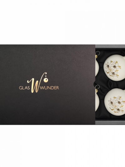 6er Set Christbaumkugeln aus Glas in softweiß matt mit Weihnachtssternmuster, 6cm Durchmesser und in schwarzer Verpackung mit goldenem GlasWunder Logo