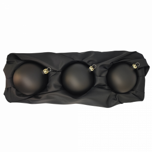 3er Set Christbaumkugeln mit 8cm Durchmesser in schwarz matt in einem schwarzen Seidentuch