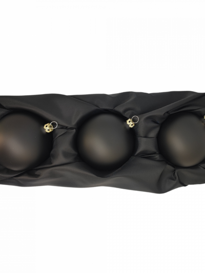 3er Set Christbaumkugeln mit 8cm Durchmesser in schwarz matt in einem schwarzen Seidentuch