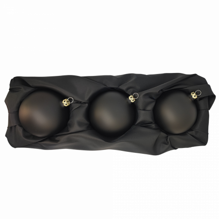 3er Set Christbaumkugeln mit 8cm Durchmesser in schwarz matt in einem schwarzen Seidentuch