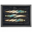 3er Set gedrehte Zapfen mit 11cm Durchmesser in Petrol matt, ohne Farbverlauf, mit gold in schwarzem Naturkarton