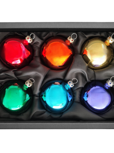 6cm Christbaumkugeln aus Glas in den 6 verschiedenen Regenbogenfarben rot, orange, gelb, grün, blau und lila in einem schwarzen Naturkarton