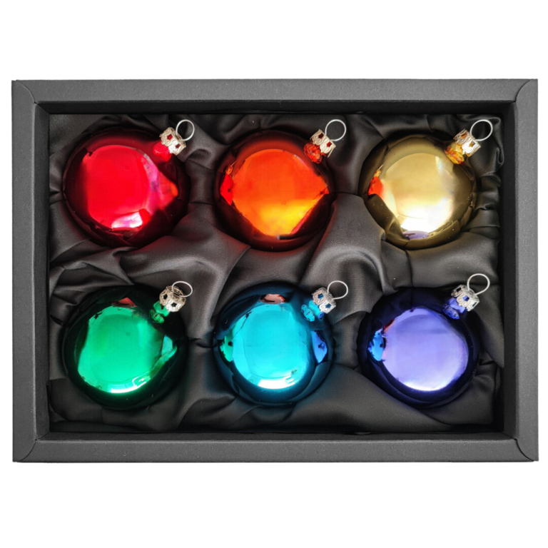 6cm Christbaumkugeln aus Glas in den 6 verschiedenen Regenbogenfarben rot, orange, gelb, grün, blau und lila in einem schwarzen Naturkarton
