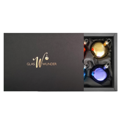 6er Set Christbaumkugeln aus Glas in den 6 verschiedenen Regenbogenfarben rot, orange, gelb, grün, blau und lila in schwarzer Verpackung mit goldenem GlasWunder Logo und 6cm Durchmesser