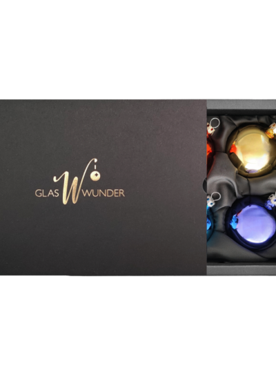 6er Set Christbaumkugeln aus Glas in den 6 verschiedenen Regenbogenfarben rot, orange, gelb, grün, blau und lila in schwarzer Verpackung mit goldenem GlasWunder Logo und 6cm Durchmesser