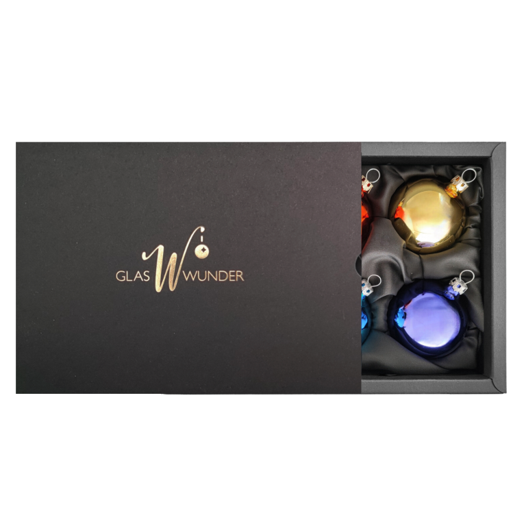 6er Set Christbaumkugeln aus Glas in den 6 verschiedenen Regenbogenfarben rot, orange, gelb, grün, blau und lila in schwarzer Verpackung mit goldenem GlasWunder Logo und 6cm Durchmesser